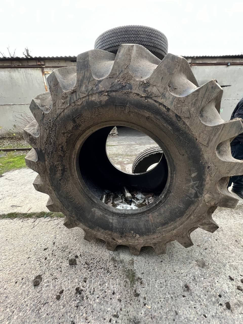 Шина Б/У 1050/50R32 (Michelin) — фото 3